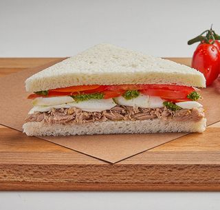 Tramezzino con pomodoro e tonno