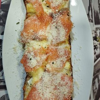 Tosta de salmón
Con queso brie, parmesano, mozzarella y pimienta negra