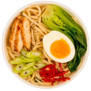 Tallarines udon con huevo y verduras