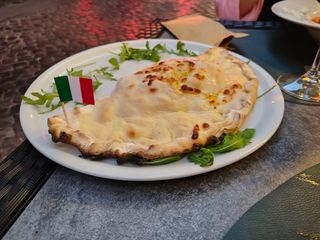 Calzone patate, salsiccia e mozzarella