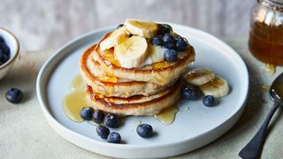 Панкейки з кленовим сиропом, горішками та фруктами (290г)