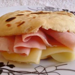 Arepa Andina Jamon y Queso