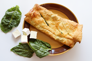 Szpinak feta w cieście francuskim