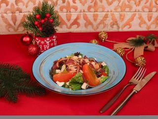 Салат з в'яленою качиною грудкою, хурмою та сиром дор блю (250g)