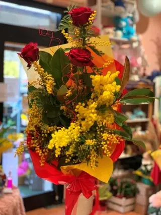 3 Rose Rosse confezionate con Mimosa