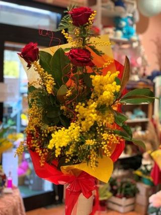 3 Rose Rosse confezionate con Mimosa
