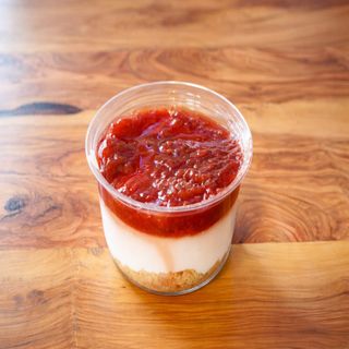 Queso Con Fresas Naturales (Porción)