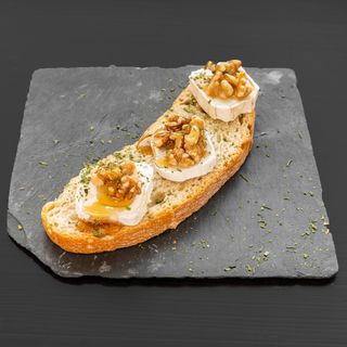 Queso de cabra con miel y nueces