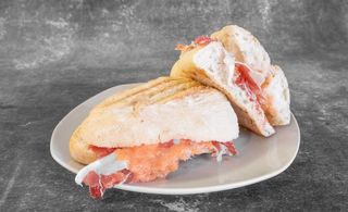 Bocadillo ibérico, tomate triturado natural, aceite de oliva de virgen