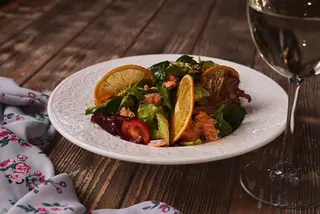 Салат с запеченной форелью (230г)