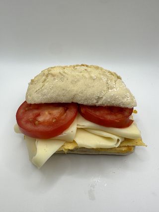 Chapatina De Tortilla Francesa, Tomate Y Queso