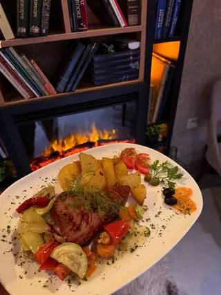 Biftek sa pečenim povrćem i pekarskim krompirom