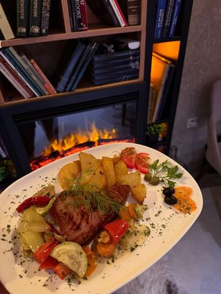 Biftek sa pečenim povrćem i pekarskim krompirom