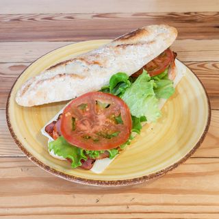 Bacon, lomo, lechuga, tomate, cebolla, zanahoria