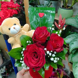 Cilindar sa ružama i plišanim medvedićem