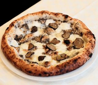 Pizza Quatro Formaggio con Tartufo 