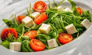 Ensalada de tomate con queso fresco y rúcula