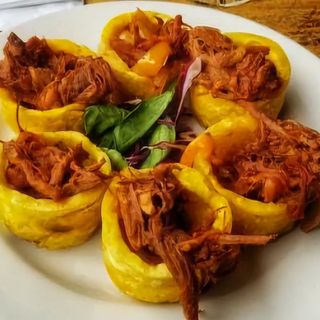 Tostones rellenos de carne de res desmechada