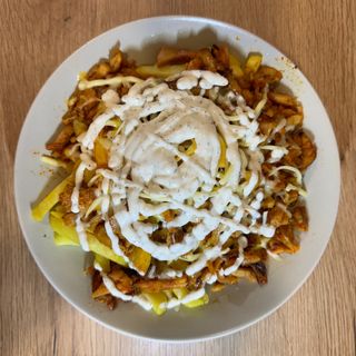 Patatas con pollo asado, 4 quesos y salsa kebab
