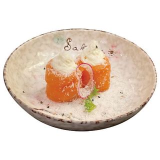 85. Gunkan De Salmón Con Crema (4 pzs.)