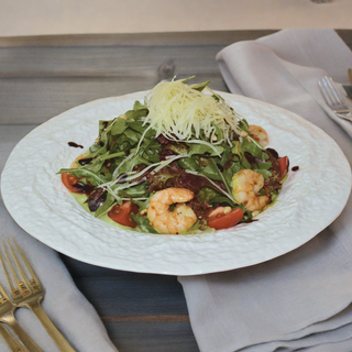 Салат из рукколы с креветками