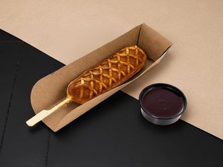 Corn dog z mozzarellą (130g)