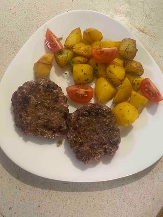 Телешки кюфтета на скара с картофи соте (200г)