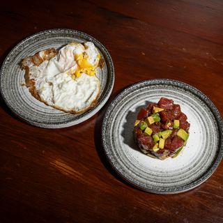 Atún Picante, Emulsión De Tomate Raff, Aguacate Y Huevo Campero Frito