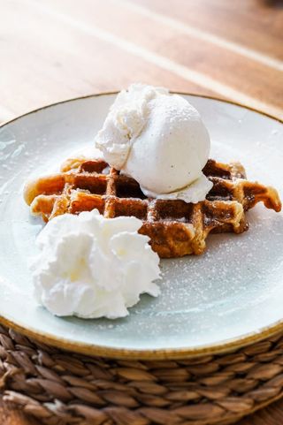 Waffles Con Chocolate Y Nata