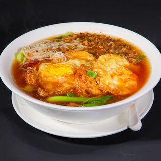 Spaghetti di riso in brodo con uova e carne macinata