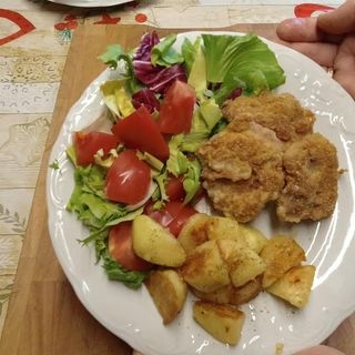 Kotlet sojowy a la schabowy,frytki,surówka,zupa