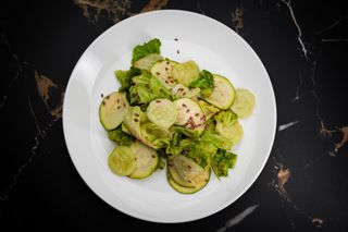 Зелений салат із кунжутним соусом (300г)