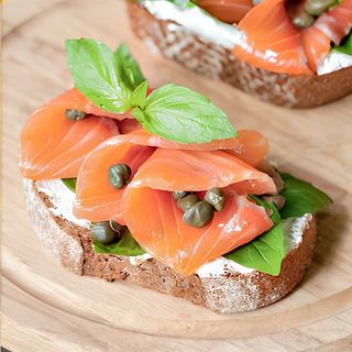 Брускетта с лососем