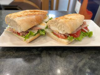 Sándwich Vegetal Con Atún