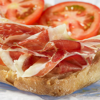 Super Bocata De Jamón Serrano, Queso, Tomate Natural Y Aceite De Oliva