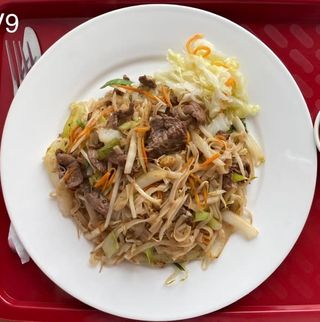 V9 Smażony makaron ryżowy z wołowiną i warzywami