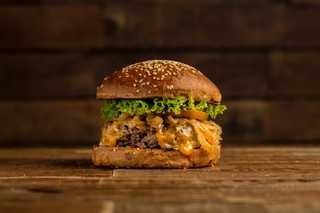 Hamburgesa de vaca gallega, cebolla a la plancha y cheddar.