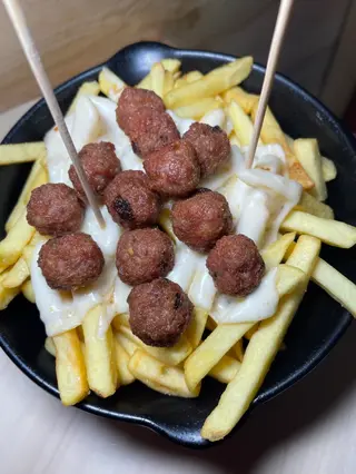 Patatine fritte con polpettine di scottona e provola