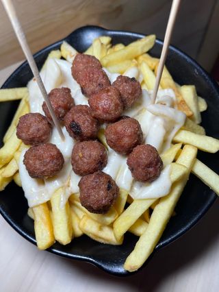 Patatine fritte con polpettine di scottona e provola