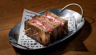 Sandwich de pastrami (220gr) estilo Canalla con pan de cereales