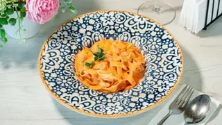 Tagliatelle cu pui, hribi și pesto