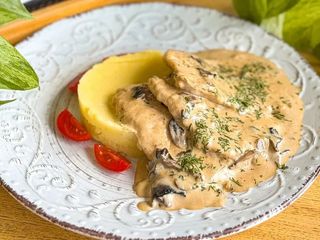 Wieprzowina w kremowo-grzybowym sosie z puree (350g)