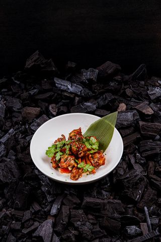 Popcorn din aripioare cu cartofi dulci prăjiți și sos chili-mayo