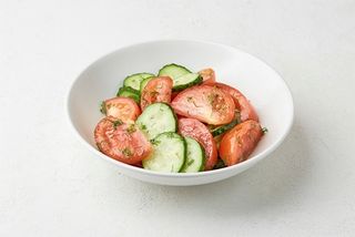 Салат з помідорів та огірків