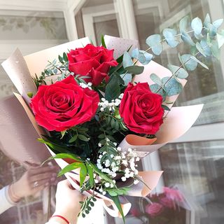 Buchet elegant cu 3 trandafiri roșii