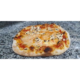 26. Pizza funghi