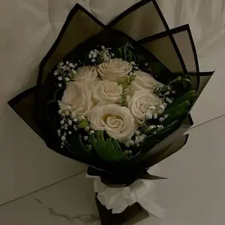 7 roses blanches