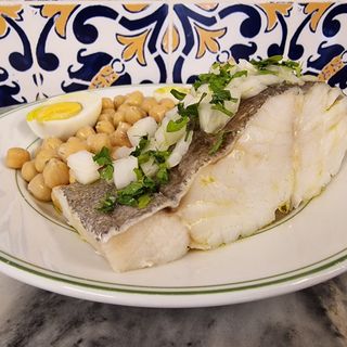 Bacalhau Islândia cozido com grão de bico e ovo
