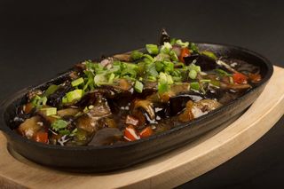 3007-Vinete cu ciuperci pe platou incins