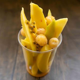 MIX DE MANGO CON MARACUYÁ, CIRUELAS Y MAMONCILLOS